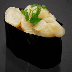 Гункан с гребешком