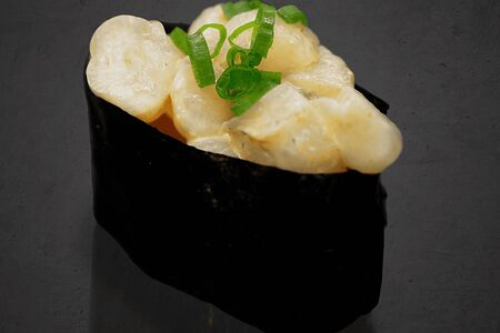 Гункан с гребешком