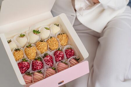 Бокс с клубникой в шоколаде Ривьера