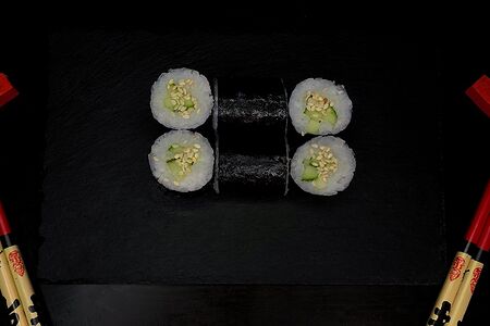 Классический ролл с огурцом