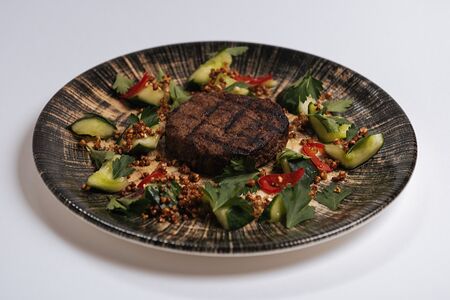 Рубленый бифштекс из косули с таежным соусом