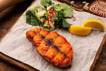 Стейк из лосося на углях