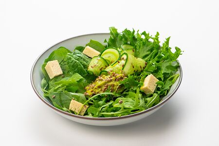 Зеленый салат с муссом из авокадо