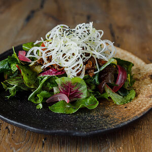 Салат с телятиной, дайконом и капустой кимчи