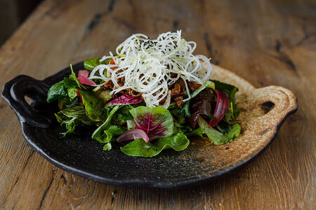 Салат с телятиной, дайконом и капустой кимчи