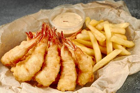 Креветки с картофелем фри и азиатским соусом
