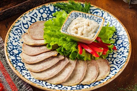 Отварной телячий язык с хреном