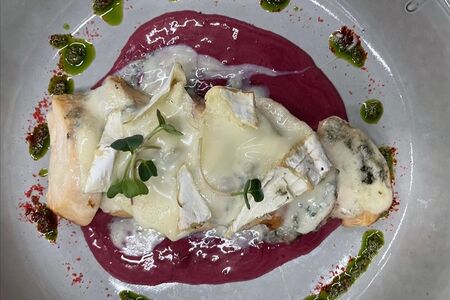 Запечённый камамбер с копчёной курицей