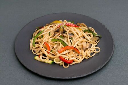 Жареная лапша Удон с овощами