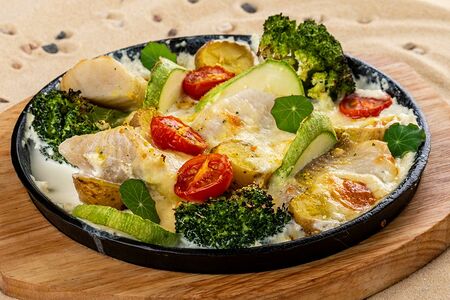 Морской окунь, запеченный c молодым картофелем