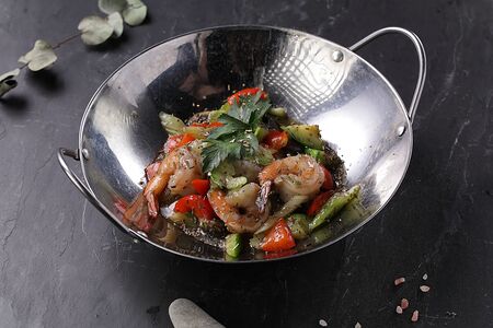 Креветки в чесночном соусе с овощами