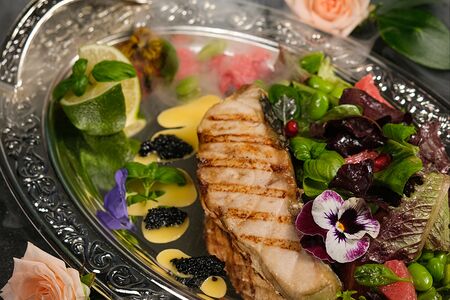 Стейк из осетра со свежей зеленью