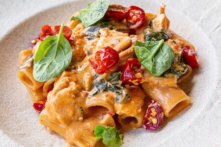 Пенне с лососем