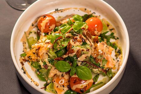 Татаки из лосося с вялеными томатами