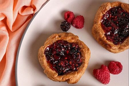 Ржаной пирожок с малиной, ежевикой и черной смородиной