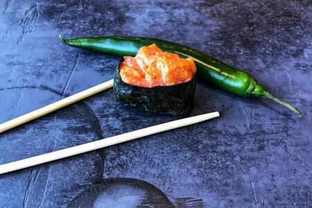 Гункан острый с лососем