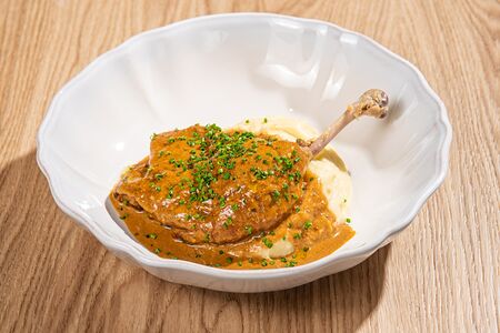 Утиная ножка с картофельным пюре и Трюфельным соусом