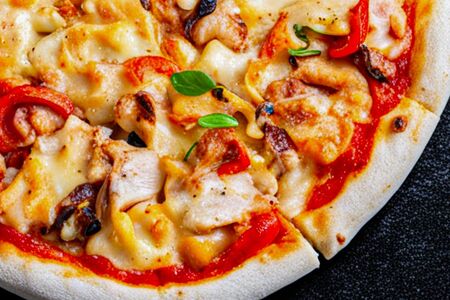 Пицца с копченостями средняя