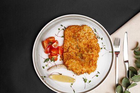 Шницель по Милански с соусом Цезарь