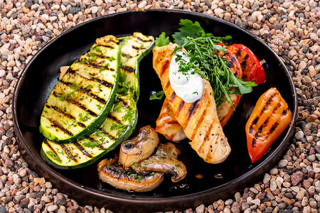 Куриное филе с овощами на гриле в сливочном соусе