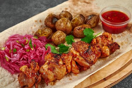 Шашлык из куриного бедра с картофелем и огурцами