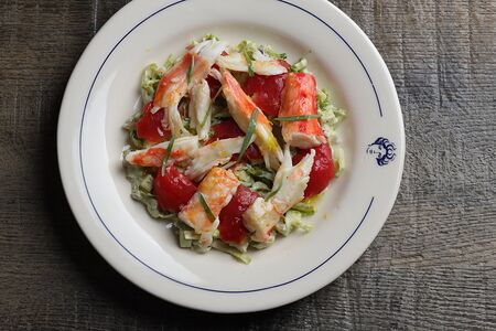 Салат с крабом, авокадо, эстрагоновым айоли