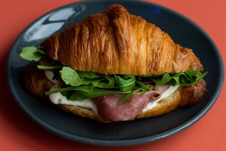 Круассан с беконом