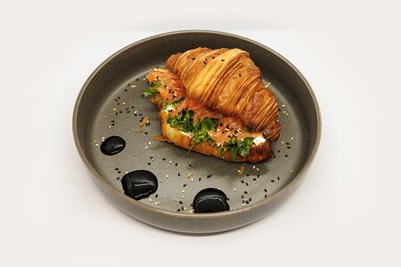 Круассан с красной рыбой и сливочным сыром