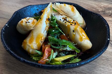 Микс-салат со спринг-роллом