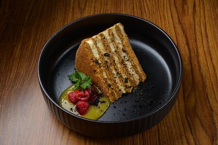 Медовик с соусом манго