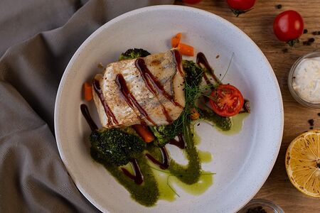 Судак на гриле с овощами