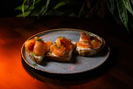 Брускетта с лососем, творожным сыром и вялеными томатами