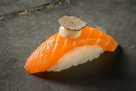 Суши Лосось-трюфель