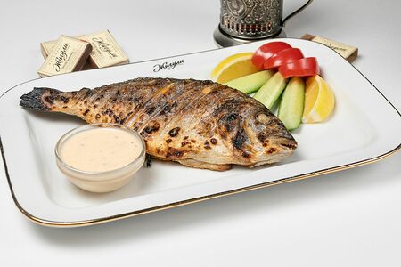 Дорадо, жаренная на углях