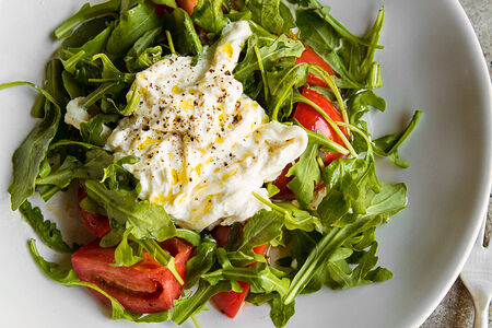 Салат со страчателлой, рукколой и помидорами