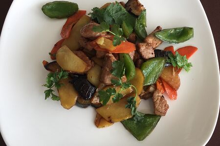 Баклажаны жареные со свининой и овощами