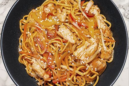 Удон с курицей в терияки соусе