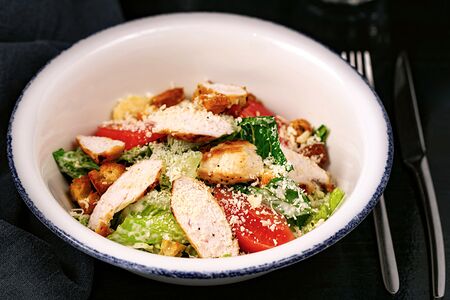 Салат Цезарь с курицей