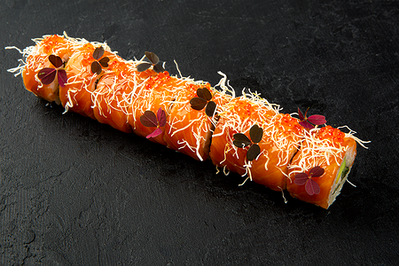 Королевский ролл с лососем, креветкой и красной икрой