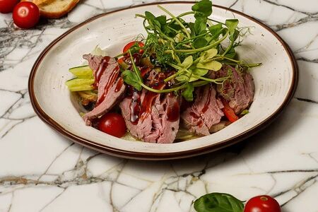 Салат с ростбифом