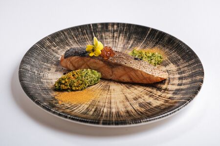 Ломоть свежего лосося на решетке