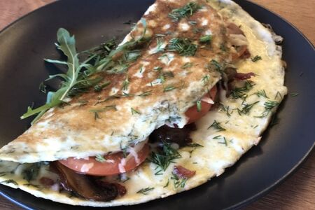 Омлет с беконом, грибами, сыром, свежими томатами и зеленью