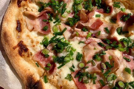 Мини-пицца с беконом и луком