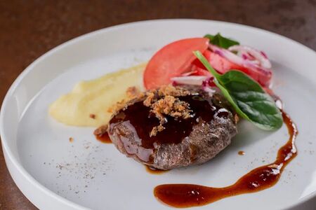 Бифштекс с пюре и томатами