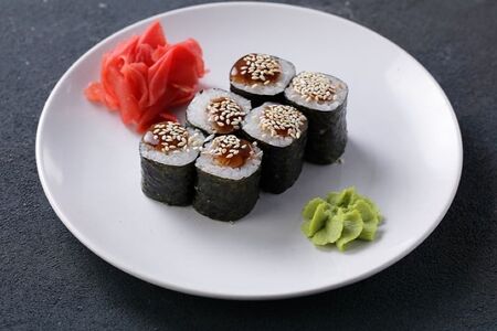 Ролл с угрем