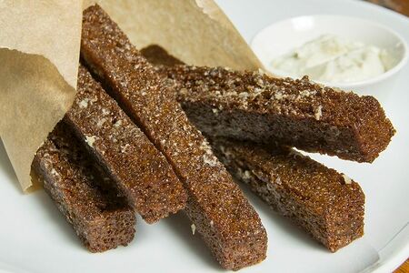 Бородинские гренки с соусом блю-чиз