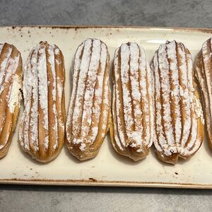 Эклеры со взбитыми сливками