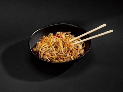 Удон с курицей и овощами