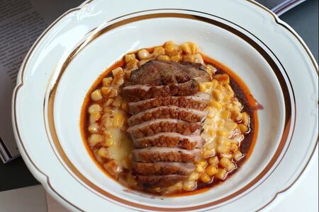 Утиная грудка с кукурузой