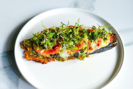 Баклажан запечённый с томатами, моцареллой и пармезаном